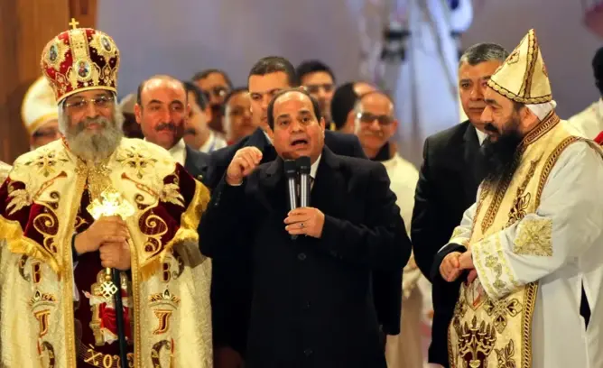 مصريون يحرجون السيسي داخل كنيسة بالقاهرة (فيديو)
