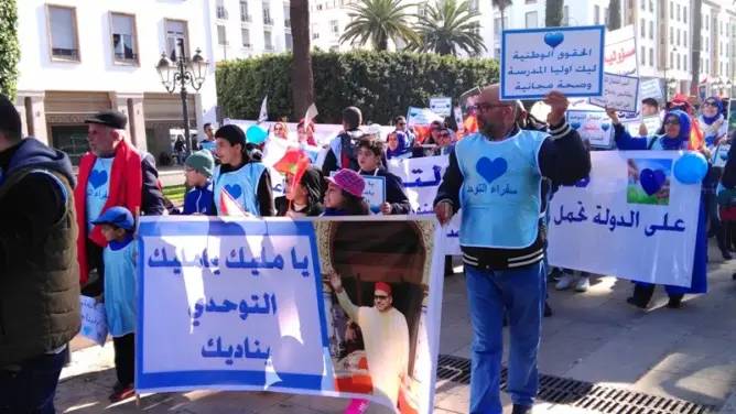 أسر الأطفال التوحديين يخرجون للشارع في “مسيرة زرقاء” بالرباط
