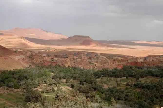 مستشارون بضواحي تنغير يطالبون بفك العزلة عن الساكنة