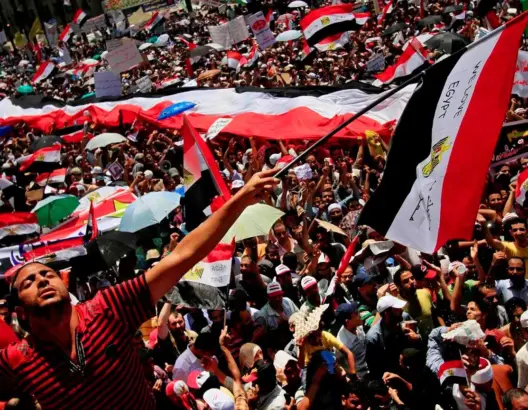 الغارديان: الربيع العربي يمكن أن يتكرر مرة أخرى لهذا السبب