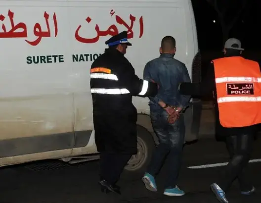 صحف: مسؤول أمني مخمور يشهر مسدسا بملهى ليلي بتمارة