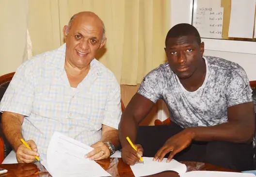 لاعب غيني يغادر إلى بلده دون علم ناديه حسنية أكادير