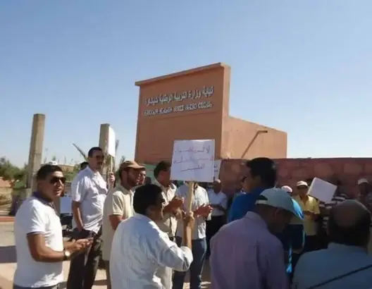 أطر تعليمية بشيشاوة تحتج ضد “الإعفاءات” و”ميزاجية” المدير