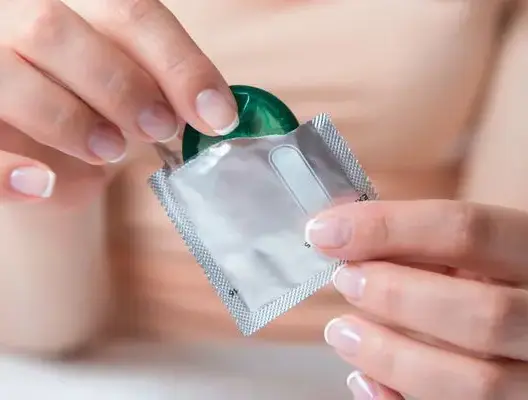 توقيف ناشطة ضد السيدا توزع الواقي الذكري على “مومسات” بمراكش