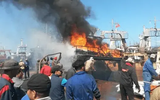 حريق مهول بميناء الصويرة يستنفر الوقاية المدنية والأمن