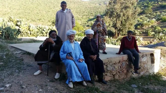 ساكنة دوار بمنطقة أصبويا يحتجون ضد مافيا العقار (فيديو)