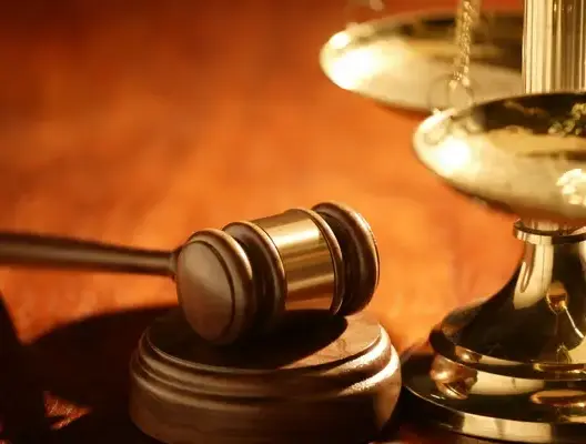 بعد الاستعانة بقبيلته .. وزارة العدل تصعّد ضد قاضٍ صحراوي