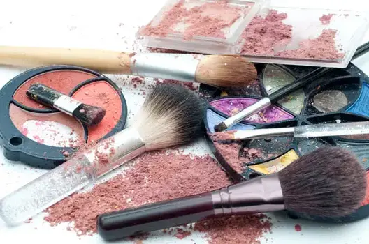 بارونات تهريب يزورون تاريخ صلاحية منتجات تجميلية بالبيضاء