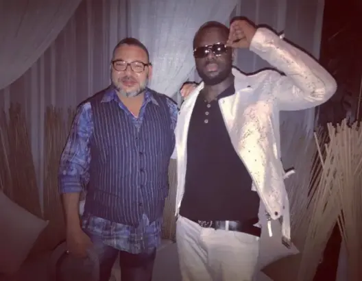 مغني الراب الفرنسي “Maître Gims” ينشر صورة له رفقة الملك