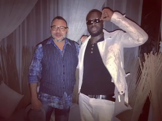 مغني الراب الفرنسي “Maître Gims” ينشر صورة له رفقة الملك