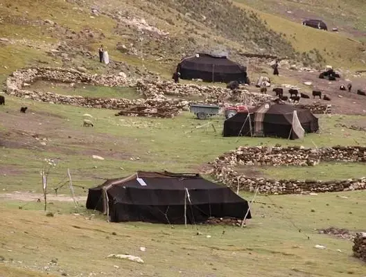 رحل بميدلت يفضحون المسؤولين: “مساعدات الملك لا تصلنا” (فيديو)