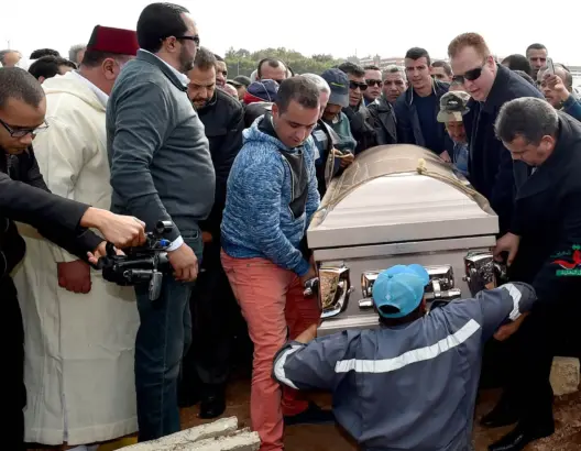 دموع وحزن بالبيضاء في تشييع “شهيد” مسجد كندا (صور)