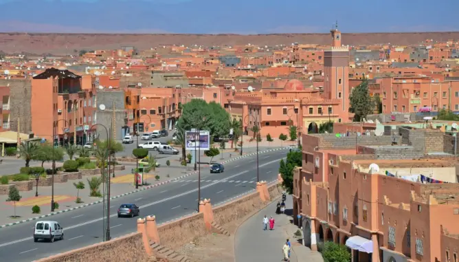 المجلس المحلي للشباب بورزازات يطالب الملك بزيارة الإقليم