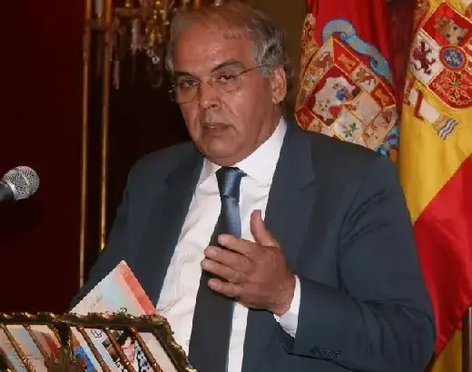 شاعر مغربي يفوز بجائزة عالمية قيمتها 12 ألف دولار