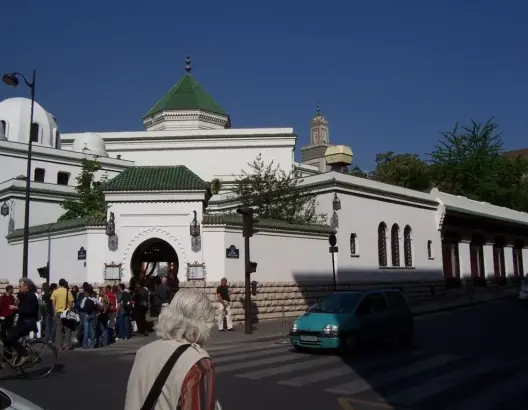 سلطات فرنسا تغلق مسجدا بدعوى ترويج إمامه أفكارا متطرفة