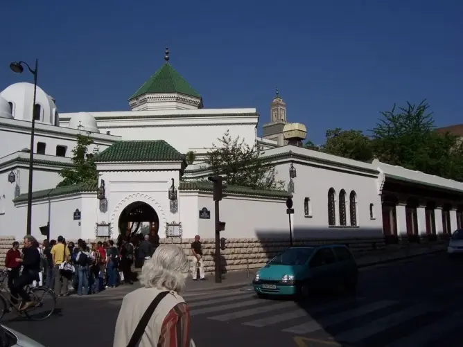 سلطات فرنسا تغلق مسجدا بدعوى ترويج إمامه أفكارا متطرفة