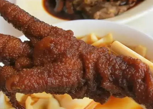 أرجل الدجاج يرميه الجميع ولا يلتفت إليه.. فيه أكبر سر!