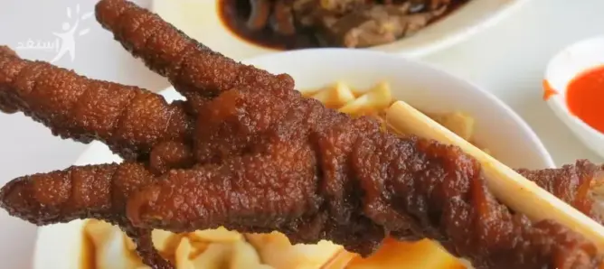 أرجل الدجاج يرميه الجميع ولا يلتفت إليه.. فيه أكبر سر!