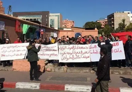 تجار بمراكش يحتجون ضد حرمانهم 12 سنة من دكاكينهم