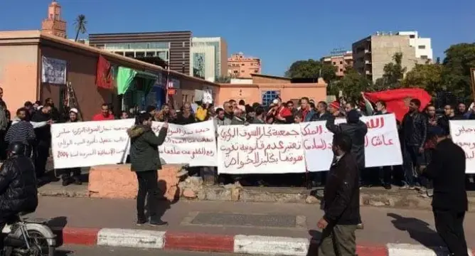 تجار بمراكش يحتجون ضد حرمانهم 12 سنة من دكاكينهم