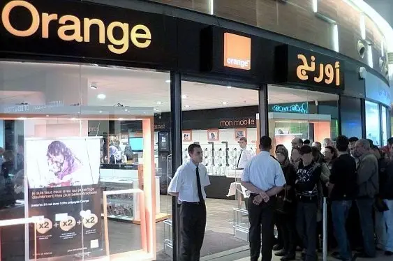 زبناء يشتكون سوء معاملة من “أرونج” وانقطاع في الإنترنيت