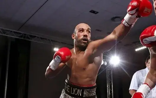 الملاكم المغربي “أسد الرينغ” يستعد للفوز بلقب بطل العالم