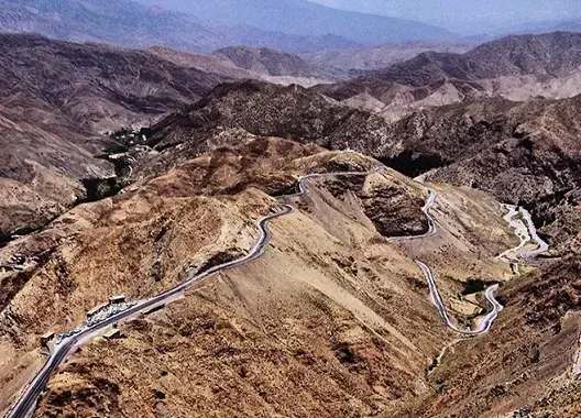 وفاة مقاول يؤخر إصلاح مقطع طرقي بـ”تيشكا” .. والتجهيز توضح