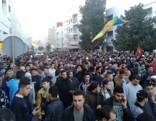 مسيرة تجوب شوارع الحسيمة ترفع شعار ” لا لعسكرة الريف”