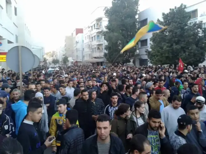 مسيرة تجوب شوارع الحسيمة ترفع شعار ” لا لعسكرة الريف”