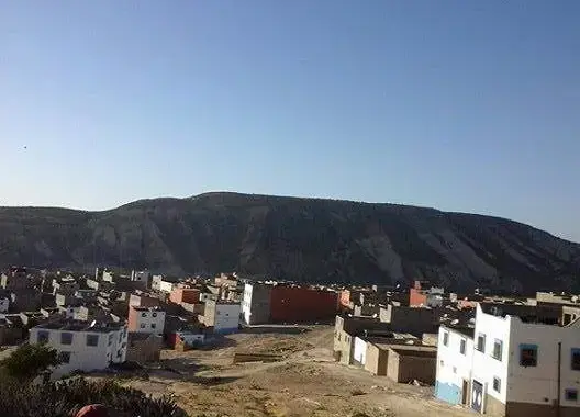 الحرمان من رخص الربط بالماء والكهرباء يثير استنكار مواطنين بأورير