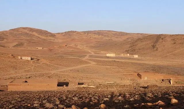 دوار يجاور مجمع “نور” ضواحي ورزازات بدون كهرباء ولا ماء