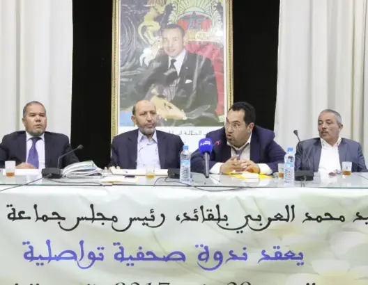 عمدة مراكش يقطر الشمع على نيني أمام رجال الإعلام (فيديو)