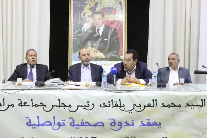 عمدة مراكش يقطر الشمع على نيني أمام رجال الإعلام (فيديو)