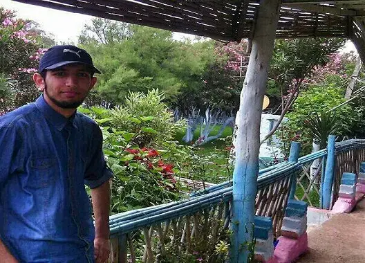 طفولة مسمومة “الشخصية الشاشوِيّة أو التّموقُع في الزمن والمكان البديل”