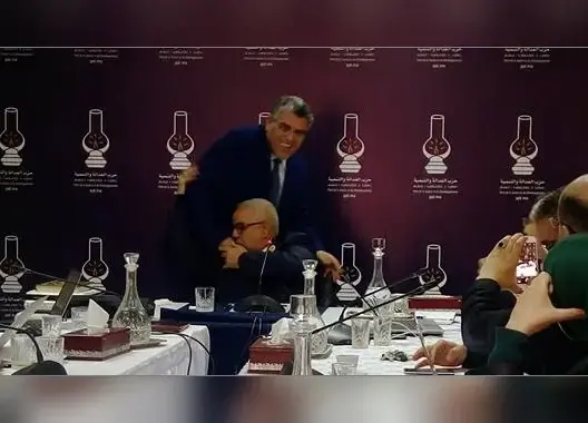 صور مثيرة: بنكيران يقبل يد الرميد والأخير يقبل رأسه