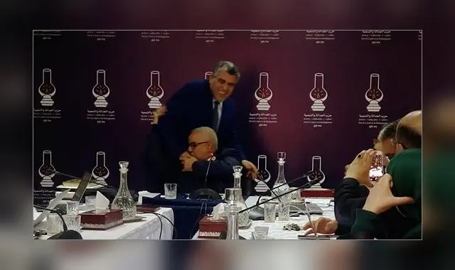 صور مثيرة: بنكيران يقبل يد الرميد والأخير يقبل رأسه
