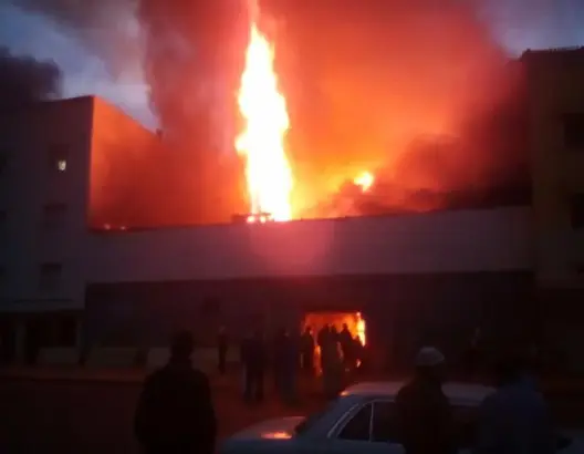 وفاة رجل إطفاء في حريق مهول اندلع بمستودعات للخشب بسلا (صور)