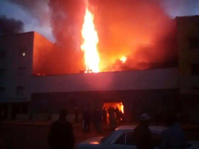وفاة رجل إطفاء في حريق مهول اندلع بمستودعات للخشب بسلا (صور)
