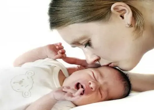 دراسة: التواصل باللمس قد يساعد في نمو أدمغة حديثي الولادة