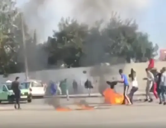 خطير.. شاب يحرق نفسه في اليوم العالمي للسعادة