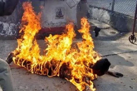 شخص من ذوي السوابق يضرم النار في جسده قرب مقر الأمن بالرشيدية
