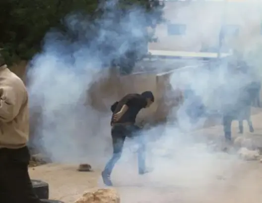 الاحتلال يصيب عشرات الطلاب الفلسطينيين بالغاز السام ويعتقل آخرين