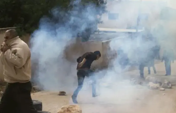 الاحتلال يصيب عشرات الطلاب الفلسطينيين بالغاز السام ويعتقل آخرين
