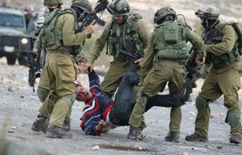 وقف شرطي اسرائيلي عن العمل بعد فيديو يظهره وهو يضرب فلسطينيا