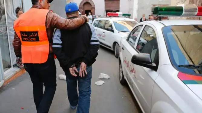 مقتل شخص في شجار بمقهى في سلا وأقاربه ينظمون مسيرة احتجاجية