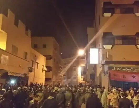 عاجل.. معطلون يحتلون حافلة لـ”الفوسفاط” ويهددون بحرق أنفسهم (فيديو)