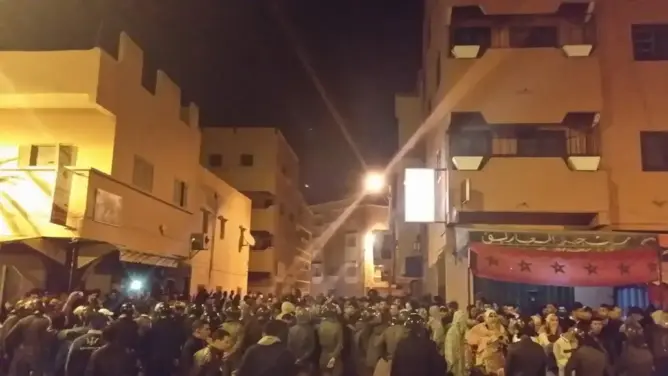 عاجل.. معطلون يحتلون حافلة لـ”الفوسفاط” ويهددون بحرق أنفسهم (فيديو)