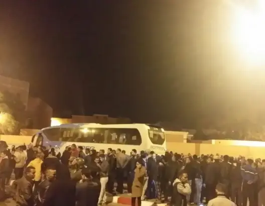 معطلون بالعيون يحتلون حافلة للفوسفاط (فيديو من داخل الحافلة)