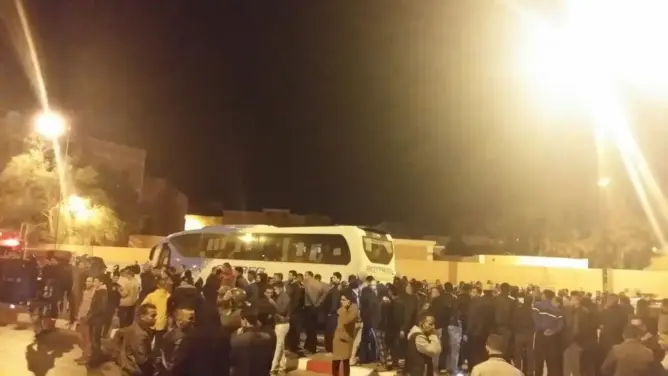 معطلون بالعيون يحتلون حافلة للفوسفاط (فيديو من داخل الحافلة)