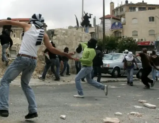 ردا على قتل شاب برصاص الاحتلال شبان فلسطينيون يشعلون مواجهات حادة بالضفة